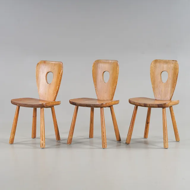 BO FJAESTAD. Stolar 3 stycken, Betsad furu, 1900-talets mitt.