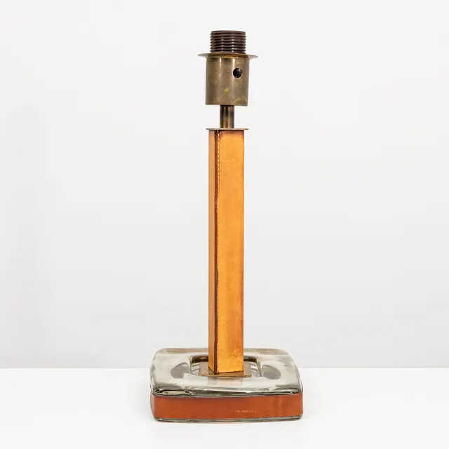 UNO WESTERBERG. Bordslampa, modell 15773, glas, mässing samt läderklädd stomme, för Arvid Böhlmarks Lampfabrik. 1900-talets andra hälft.