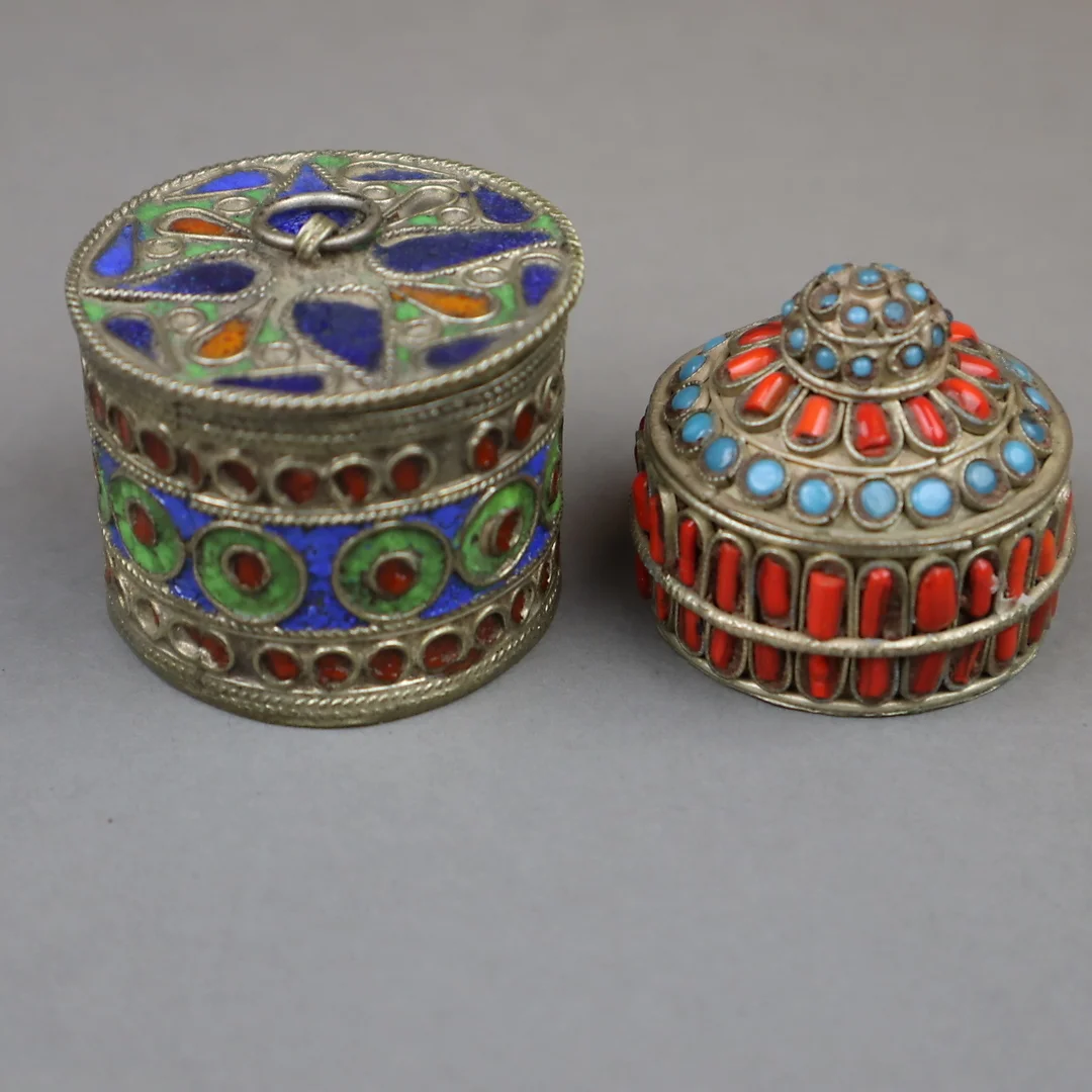 DECKELDOSEN, 2 Stk, orientalisch. — Asiatica — Auktionshaus Blank