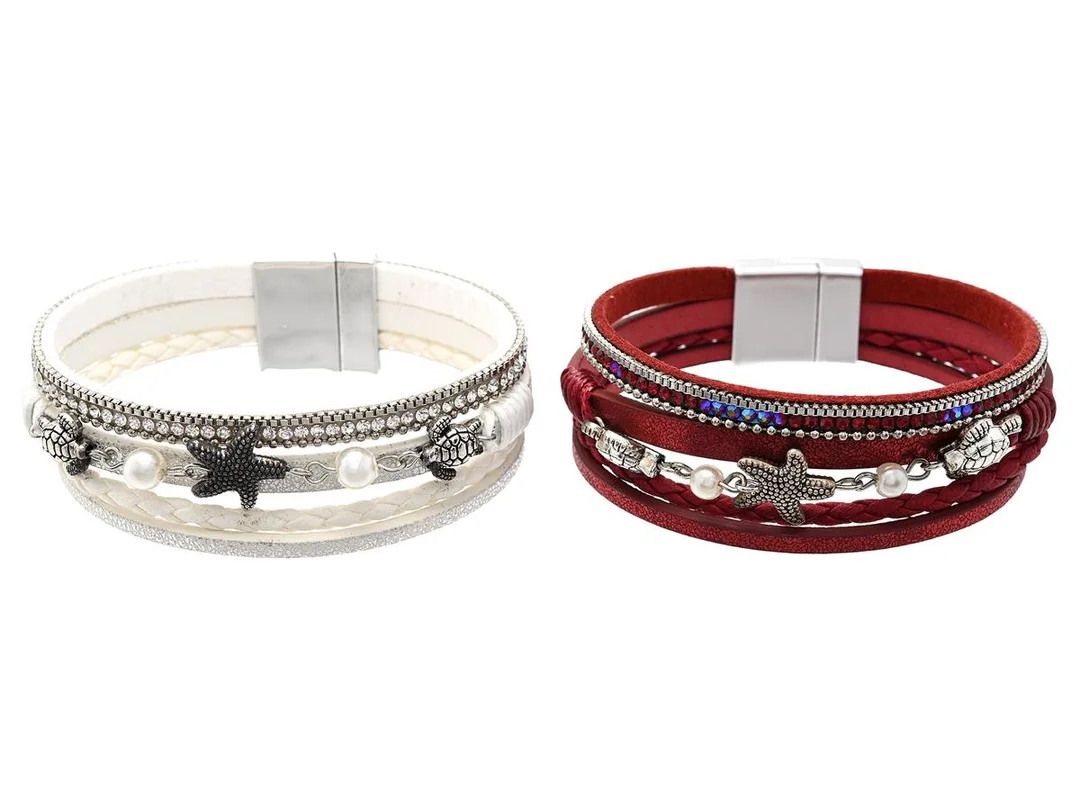 2 ARMBAND, läder, vitmetall, strass, imitationspärlor, magnetlås, längd ca 18 cm. — Smycken/Armband — Kaplans