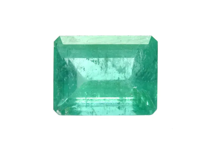 SMARAGD, smaragdslipad, 5,19 ct, nagg på ett av hörnen.
