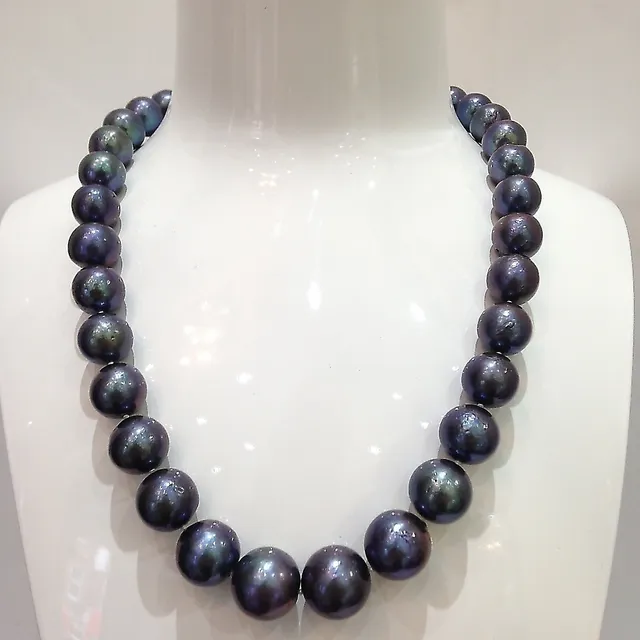 CULTURED PEARL NECKLACE.