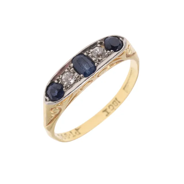 A SAPPHIRE AND DIAMOND FIVE STONE RING.