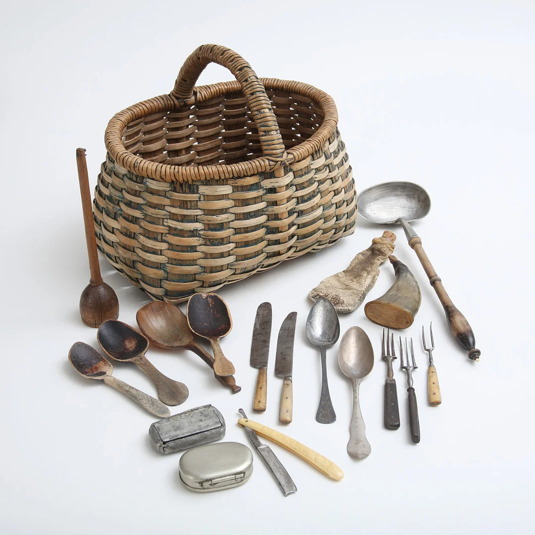 ALLMOGEFÖREMÅL, bla korg, slevar, kruthorn, dosor, bestick, 1800/1900-tal. — Other — Auktionshuset Thelin & Johansson