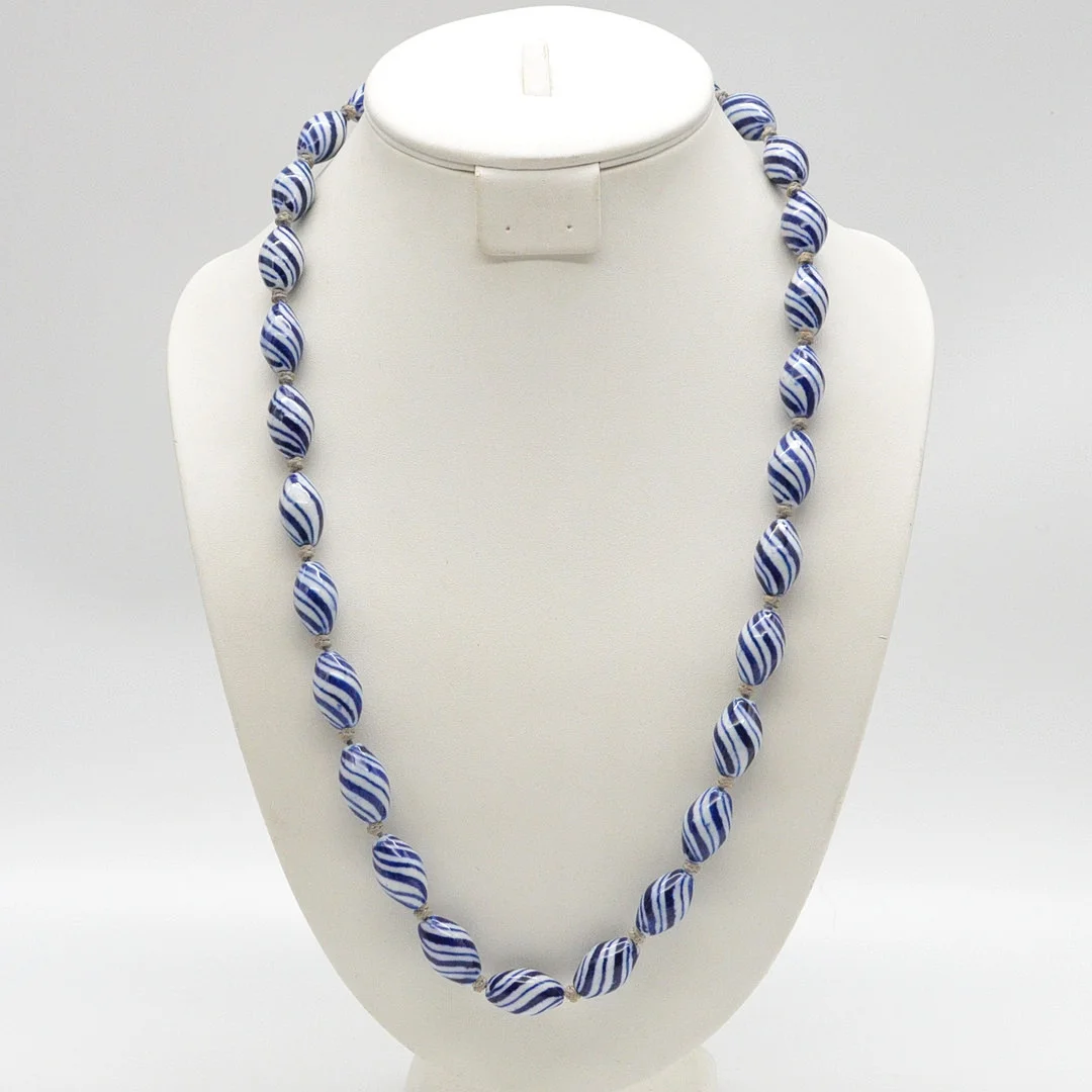 PERLENCOLLIER AUS MURANO GLAS, HANDGEMACHTE PERLEN IN WEISS-BLAU, VERGOLDETER VERSCHLUSS, ITALIEN, FRÜHES 20. JAHRHUNDERT. — Necklace — Kunst- und Auktionshaus Kleinhenz