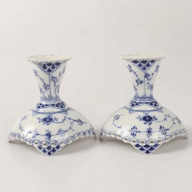 LJUSSTAKAR, 1 par, "Musselmalet", porslin, Royal Copenhagen, Danmark.