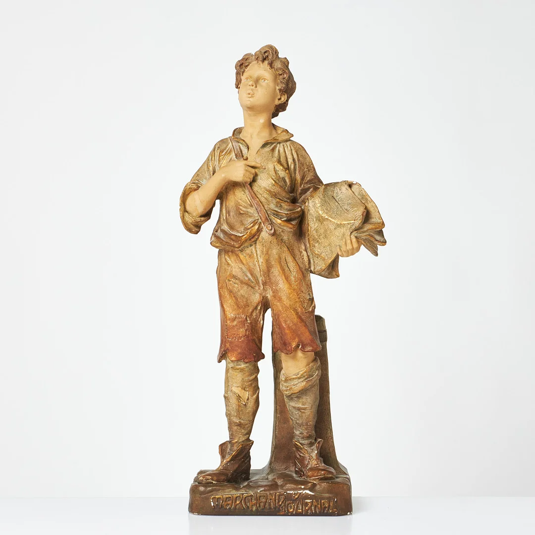 OIDENTIFIERAD KONSTNÄR. Skulptur, "Marchand Journal", Art Nouveau, bemålad konstmassa. — Sculptures & Bronzes — Stockholms Auktionsverk Sickla