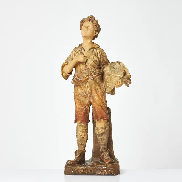 OIDENTIFIERAD KONSTNÄR. Skulptur, "Marchand Journal", Art Nouveau, bemålad konstmassa.