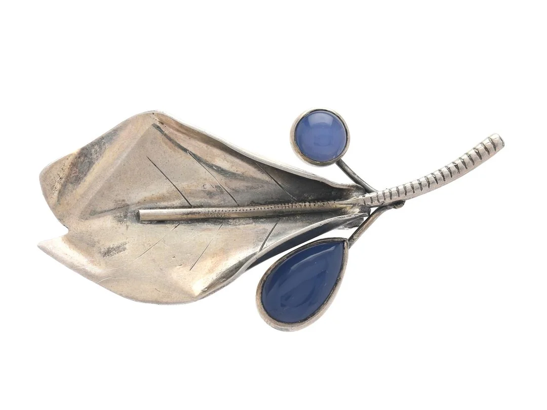 BROSCH, silver, kalcedon, Ge-Kå, Stockholm 1955, vikt 9,5 g. — Smycken/Brosch — Kaplans
