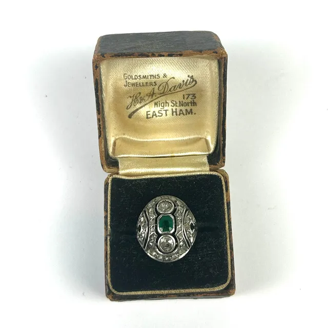 ART DECO EMERALD AND DIAMOND RING.