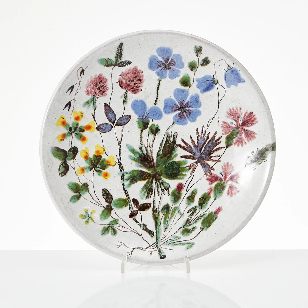LISBET JOBS. (Sverige, 1909-1961). Fat, fajans, målad polykrom blomsterdekor, signerad jobs, daterad 1939. — European — Stockholms Auktionsverk Magasin 5
