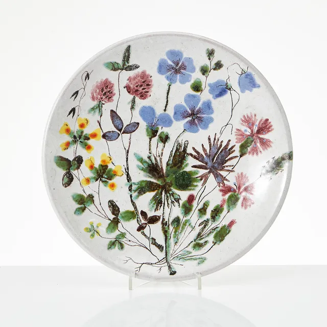 LISBET JOBS. (Sverige, 1909-1961). Fat, fajans, målad polykrom blomsterdekor, signerad jobs, daterad 1939.