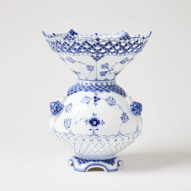 ARNOLD KROG. Praktvas, porslin, Danmark, 1900-talets början, Musselmalet, helblonde - Blue Fluted Full Lace, Royal Copenhagen, nr 1123.