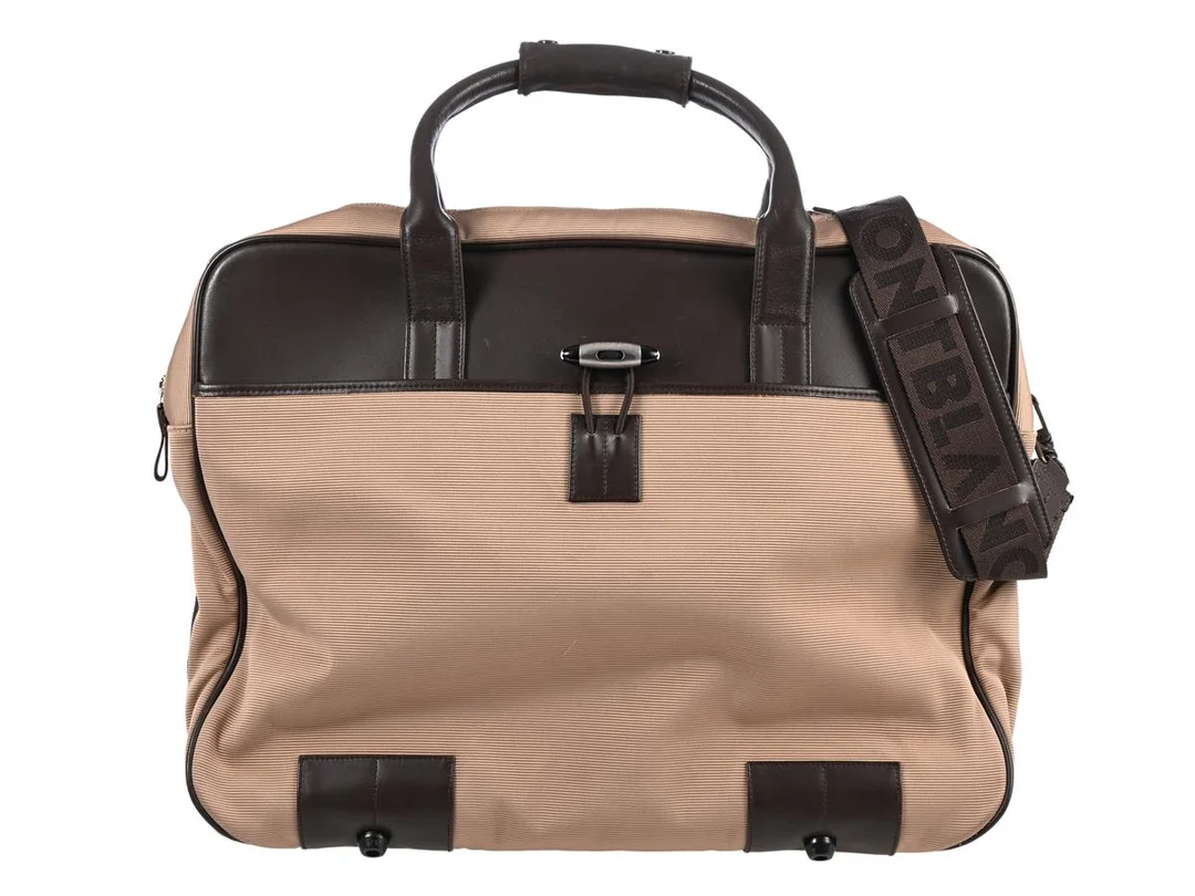 VÄSKA, MONT BLANC, beige nylon, brunt läder, silverfärgade beslag, 44x33x20 cm, avtagbar axelrem. — Accessoarer/Väskor — Kaplans