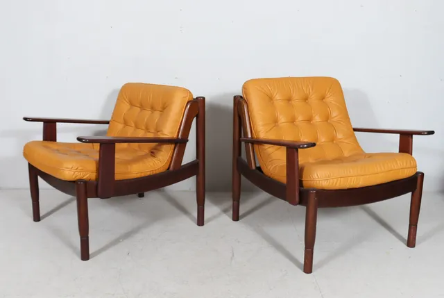 INGEMAR THILLMARK. IM STIL VON. Mid Century 2er Set Sessel, Leder, 1960er Jahre.