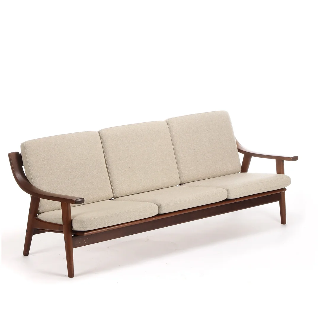 Hans J. Wegner. Three-seater sofa in oak, model GE530/3 — Furniture/Lounge suites, sofas — Lauritz