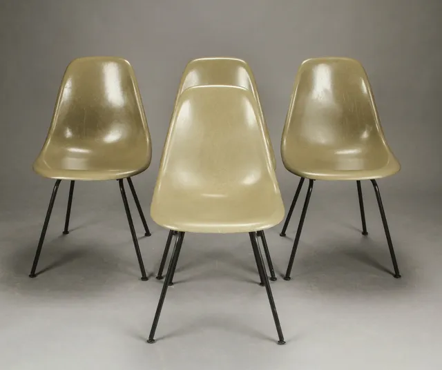 Charles Eames. Et sæt på fire skalstole, model DSX. Glasfiber (4)
