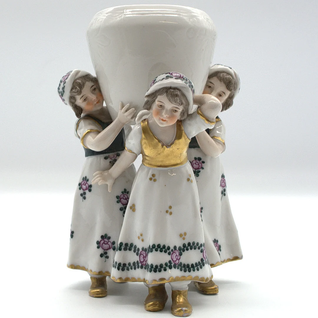 CAPODIMONTE. „NEAPEL“ FIGURENGRUPPE 3 MÄDCHEN TRAGEN VASE , MIT FLORALEN UND GOLD VERZIERUNGEN, HANDGEMALT, ITALIEN 19. JAHRHUNDERT. — European — Kunst- und Auktionshaus Kleinhenz