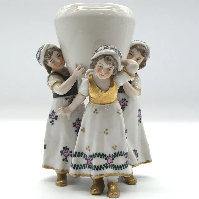 CAPODIMONTE. „NEAPEL“ FIGURENGRUPPE 3 MÄDCHEN TRAGEN VASE , MIT FLORALEN UND GOLD VERZIERUNGEN, HANDGEMALT, ITALIEN 19. JAHRHUNDERT.