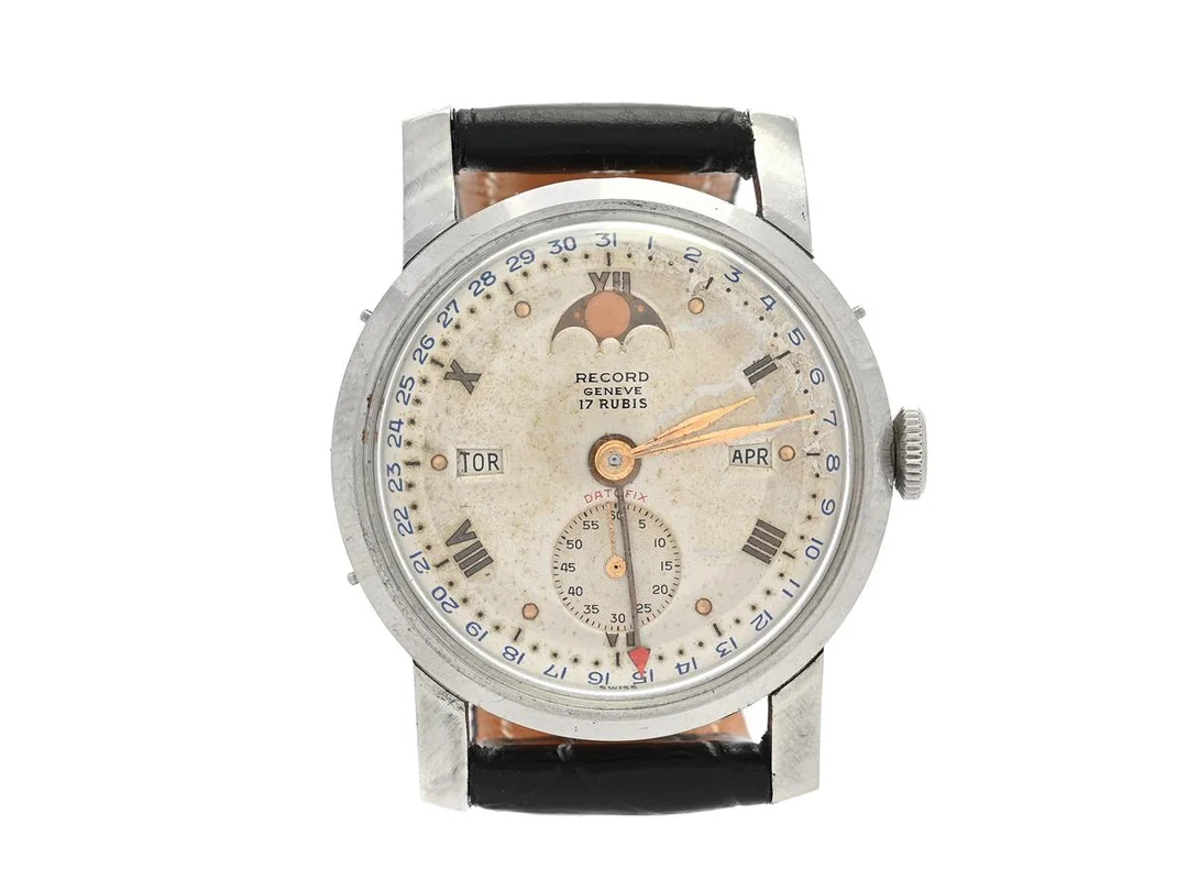RECORD, Geneve, Datofix, "Triple Calendar Moonphase", Cal 106 C, Boett nr. 253 / 761296, herrur, 34 mm, stål, manuell, plexiglas, liten sekundvisare, dag (svenska), datum, månad, månfas, skadad urtavla, läderband, ca 1950. — Klockor/Record — Kaplans