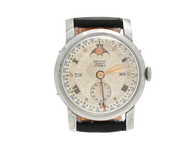 RECORD, Geneve, Datofix, "Triple Calendar Moonphase", Cal 106 C, Boett nr. 253 / 761296, herrur, 34 mm, stål, manuell, plexiglas, liten sekundvisare, dag (svenska), datum, månad, månfas, skadad urtavla, läderband, ca 1950.