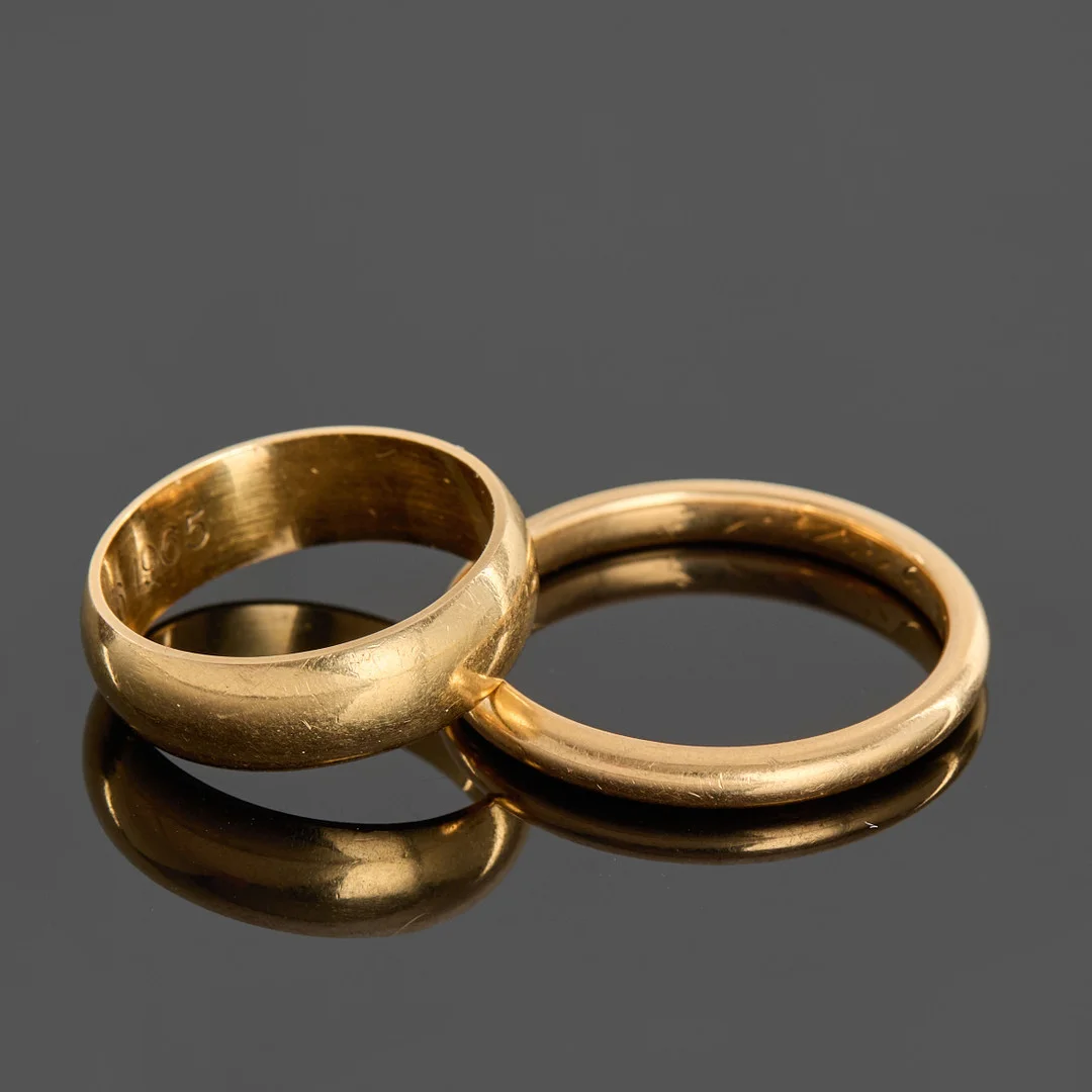 RINGAR, 2 st, 18k guld, släta ringar, Dahlgren Ab Hovjuvelerare, Åhlins Silversmide. — Rings — Crafoord Auktioner Stockholm