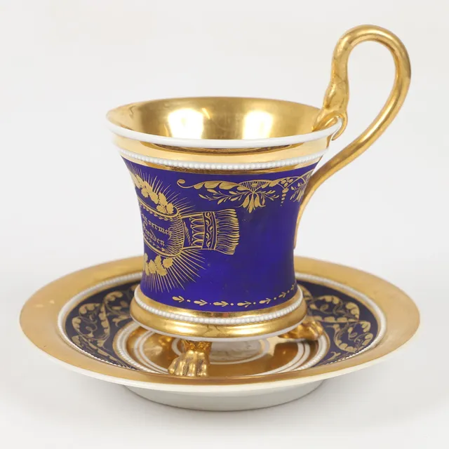 KOPP MED FAT, porslin med förgylld dekor, Tyskland, 1800-tal.