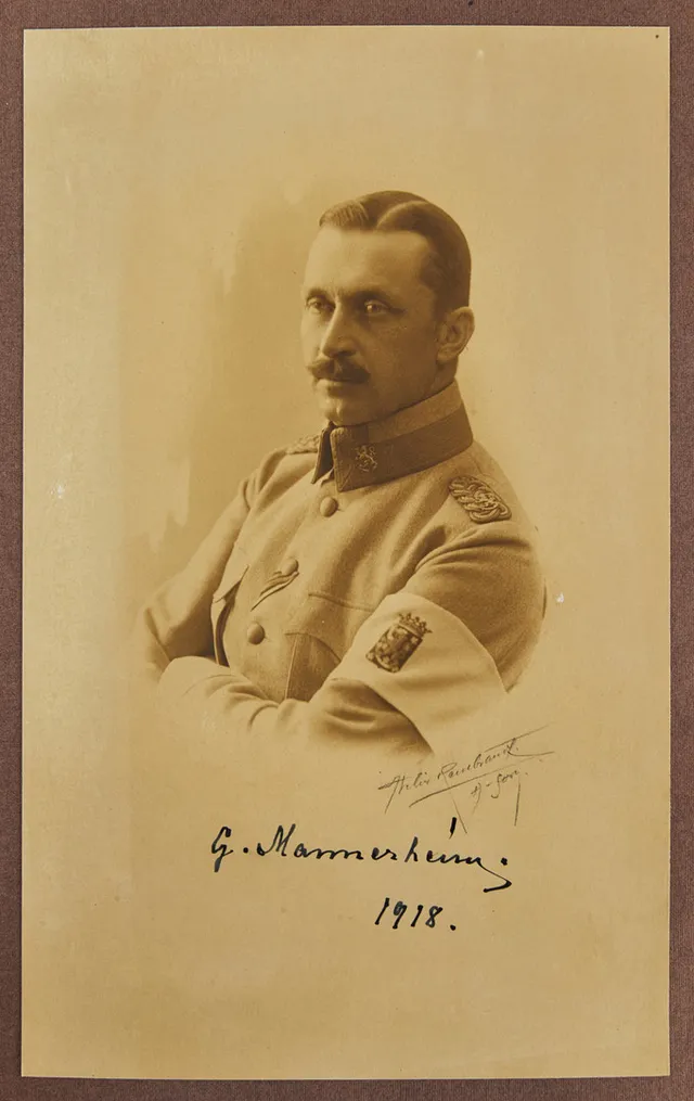 FOTOGRAFIER MILITÄRER 1918-1919, bl.a. Mannerheim, i album.