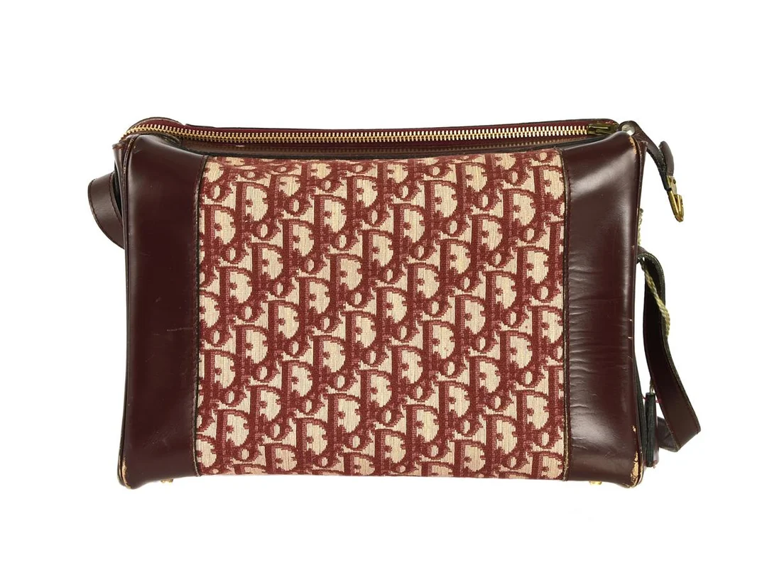 VÄSKA, CHRISTIAN DIOR, vintage, monogram oblique, vinrött tyg, vinrött skinn, guldfärgade beslag, 31x22x15 cm, slitage. — Accessoarer/Väskor — Kaplans
