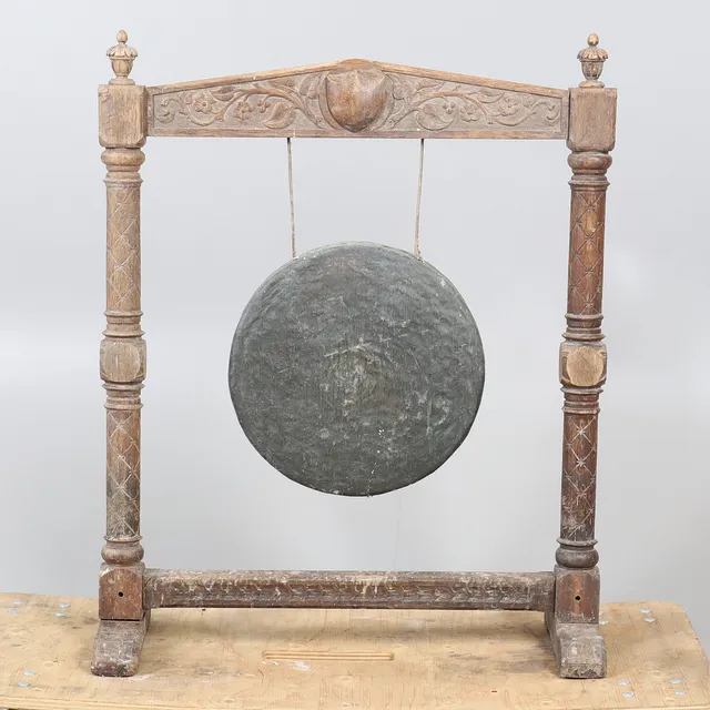 CARVED OAK DINNER GONG.