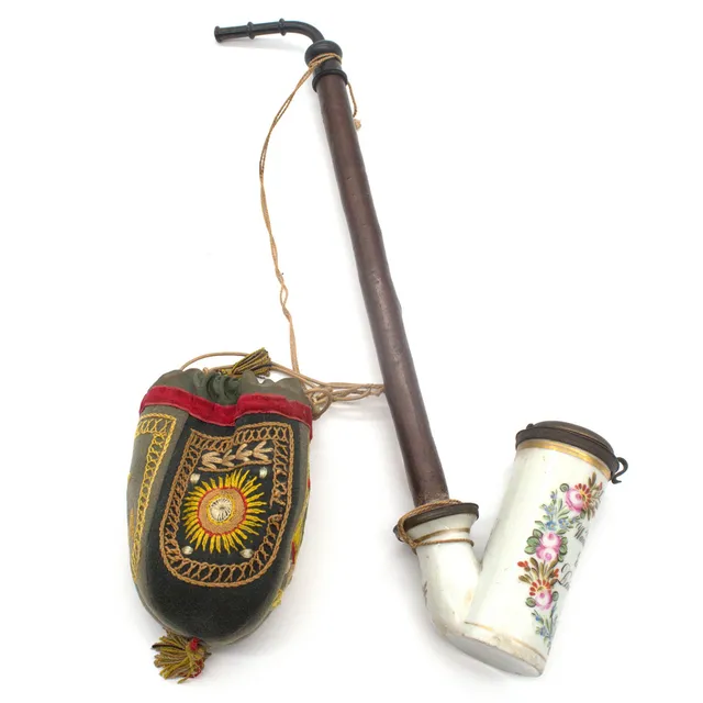 HISTORISCHE GESTECKPFEIFE MIT PORZELLANKOPF, HANDBEMALT, MIT SPRUCH , 19. JAHRHUNDERT.