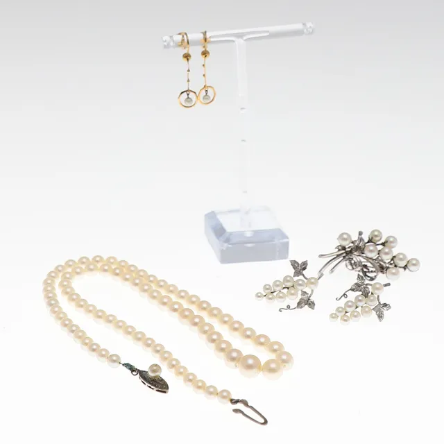 A CULTURED PEARL NECKLACE, A PAIR OF 9CT GOLD AND CULTURED PEARL DROP EARRINGS AND ANOTHER PAIR OF EARRINGS.