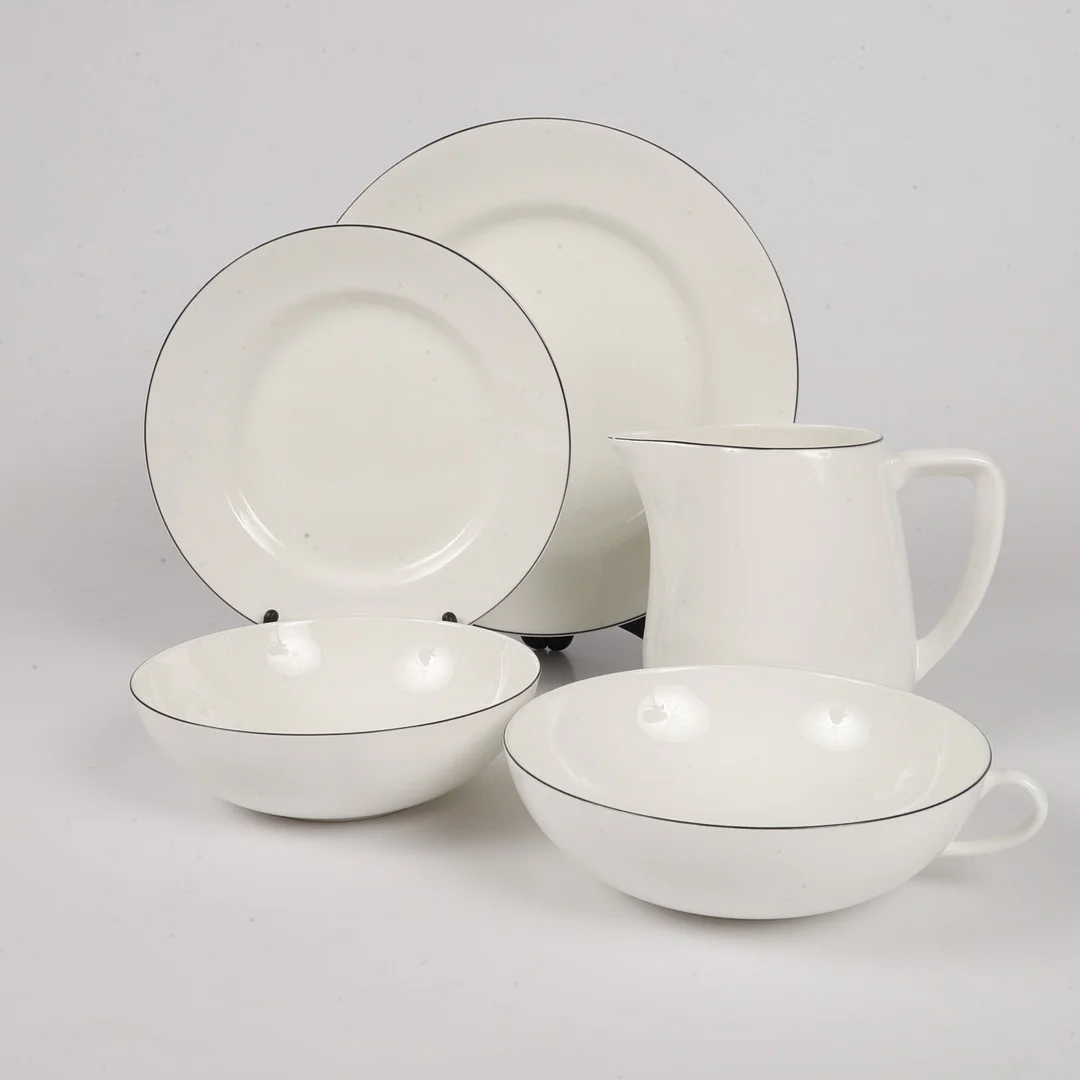 MARGARETA HENNIX. Matservis, 38 delar, "Snövit", porslin, Gustavsberg. — European — Helsingborgs Auktionskammare