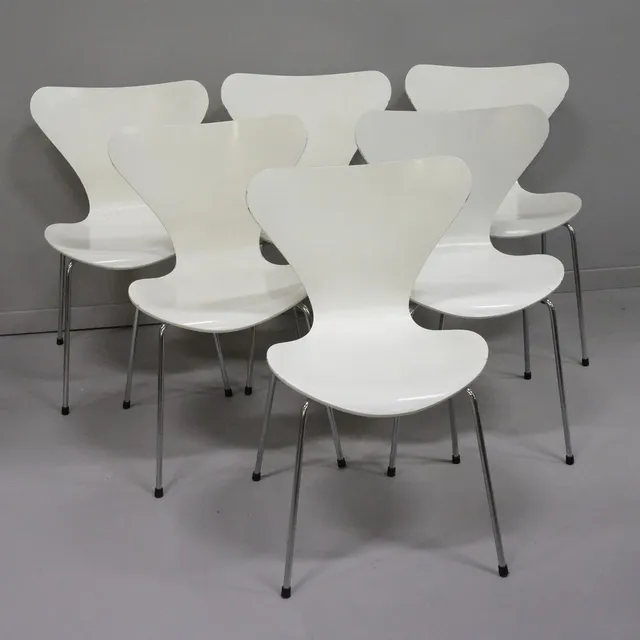 ARNE JACOBSEN FÖR FRITZ HANSEN. SEX STOLAR, "SJUAN", DANMARK 1980, VITLACKERADE.