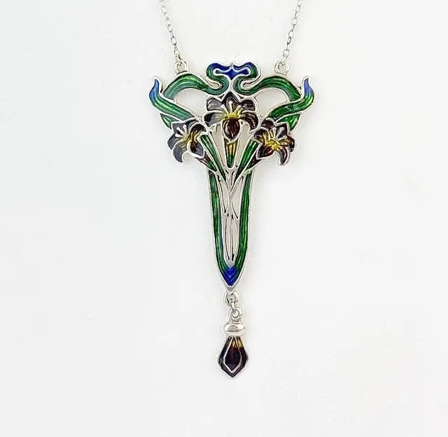 ART NOUVEAU STYLE ENAMELLED SILVER PENDANT.