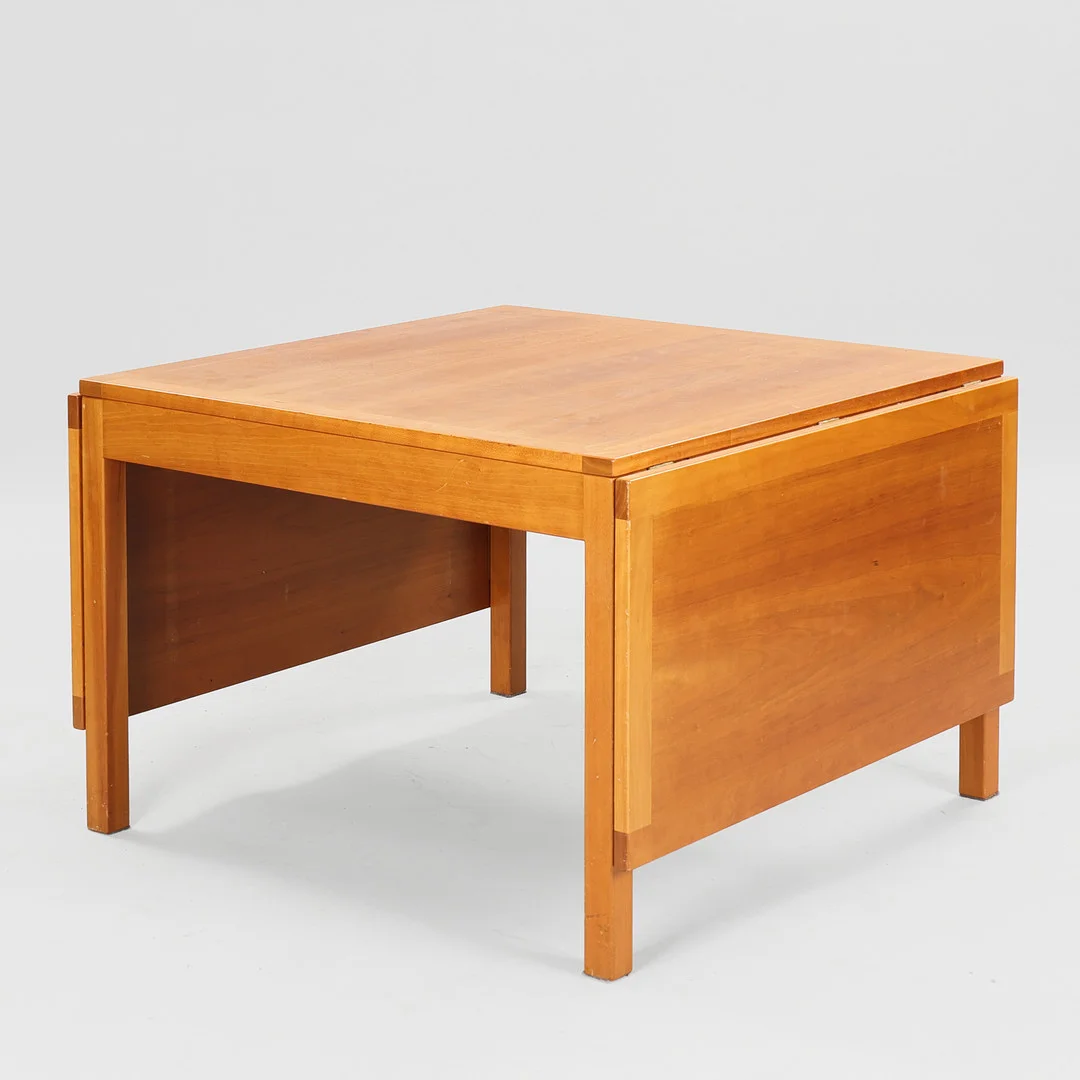 BØRGE MOGENSEN. Sofabord af kirsebær med klapper, model nr. 5362, Frederica Stolefabrik, Danmark, 1960/1970'erne. — Coffee Tables — Palsgaard Kunstauktioner