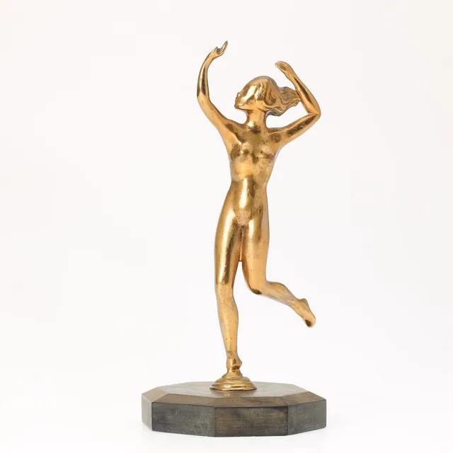 UBEKENDT KUNSTNER. Skulptur af nøgen kvindefigur på ottekantet sokkel, messing og kunststof, skandinavisk formgiver, 1900-tallets midte.