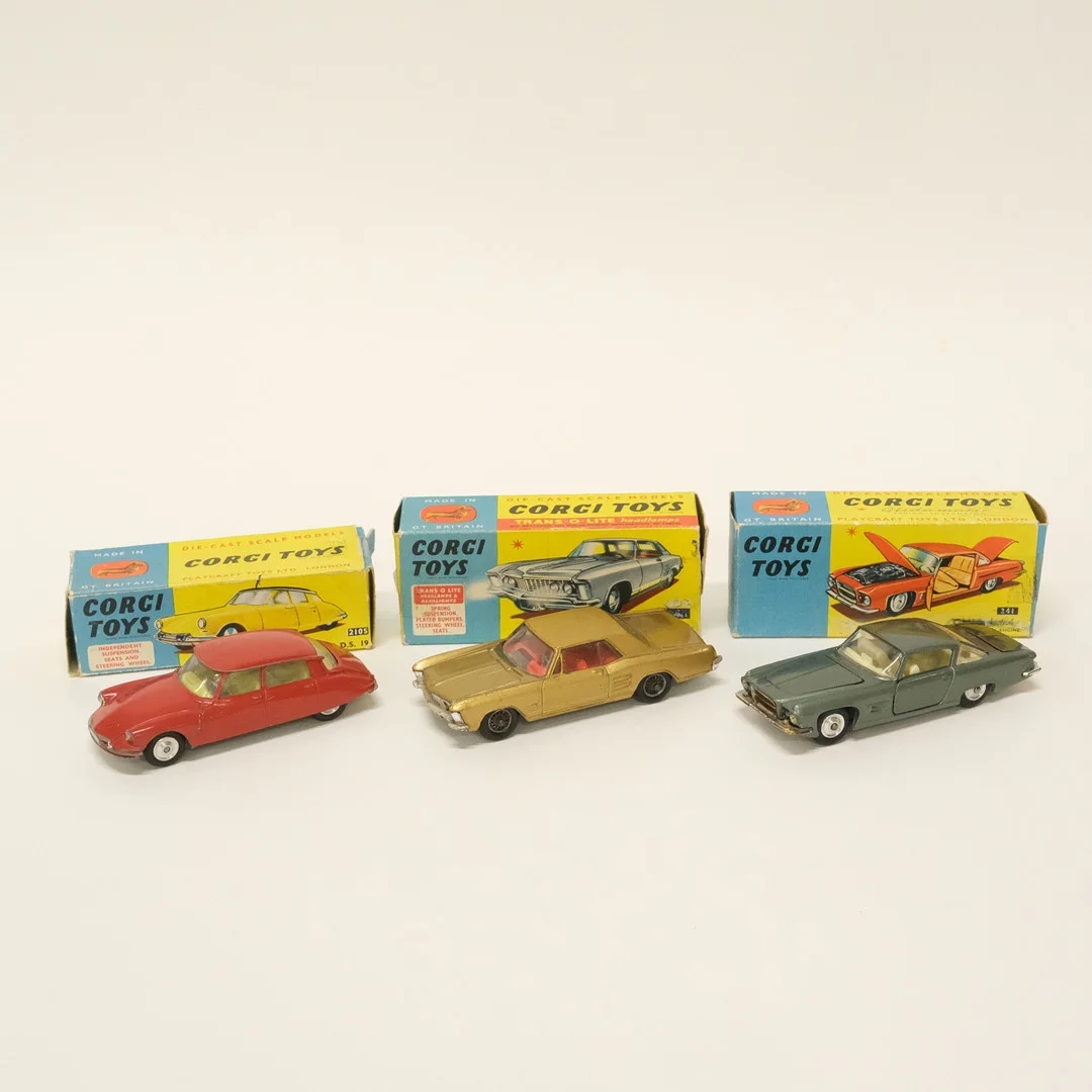 CORGI TOYS. TRE MODELLBILAR. ENGLAND. — Model cars — Björnssons Auktionskammare
