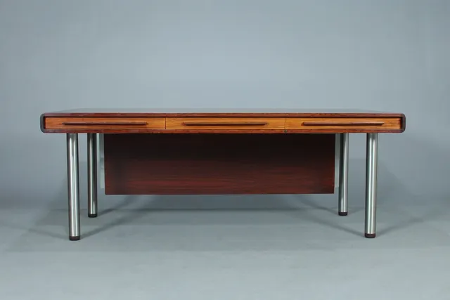 Dyrlund. Skrivebord af palisander og stål fra 70'erne