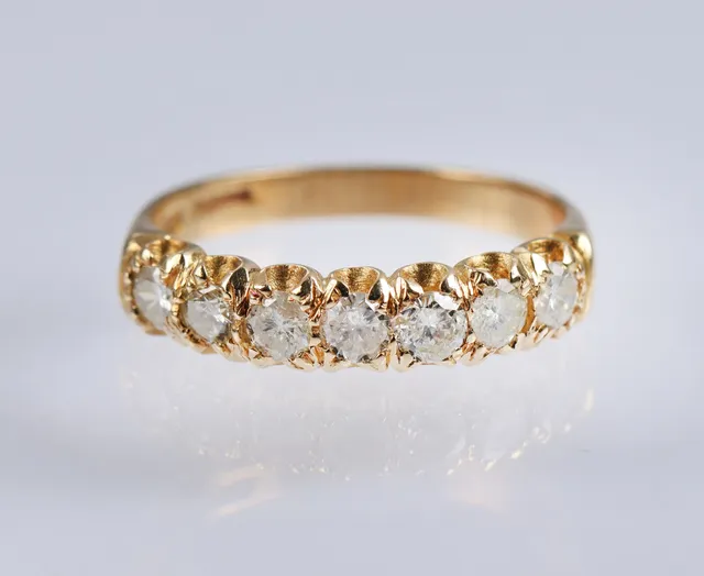 Brillant-alliancering af 18 kt. guld, i alt ca. 0.56 ct. Birmingham 1995