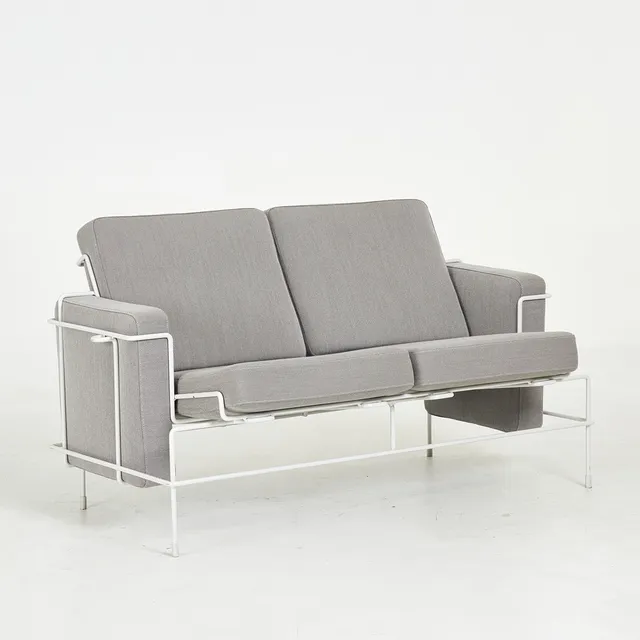 KONSTANTIN GRCIC. Soffa, "Traffic", för Magis, vitlakcerad stomme, grå textilklädsel.