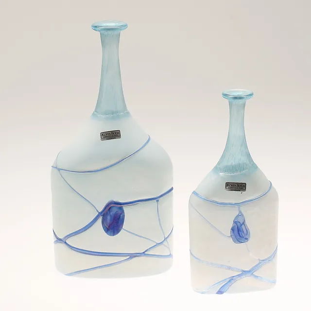 BERTIL VALLIEN. Konstglas, 2 st. Kosta Boda, "Galaxy Blue," signerade Artist Collection.