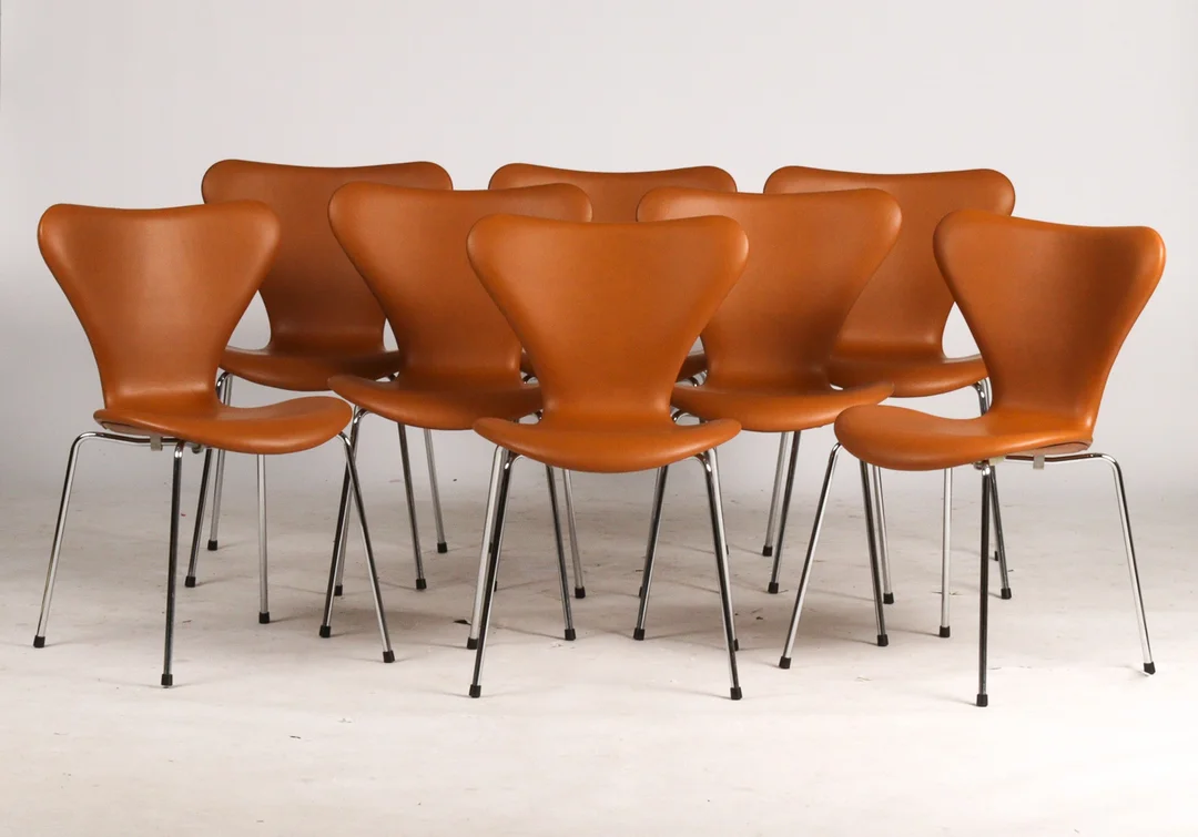 Arne Jacobsen. A set of eight chairs 'Seven', model 3107, cognac leather (8) — Furniture/Chairs — Lauritz