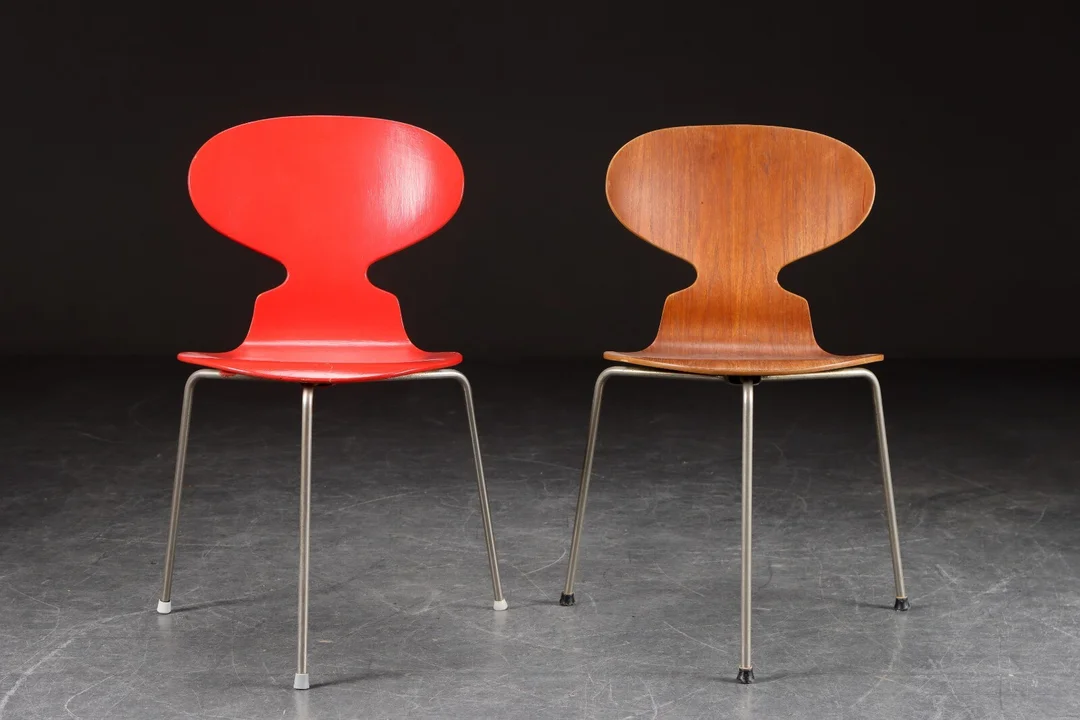 Arne Jacobsen. To stole, Myren model 3100, ældre modeller (2) — Furniture/Chairs — Lauritz