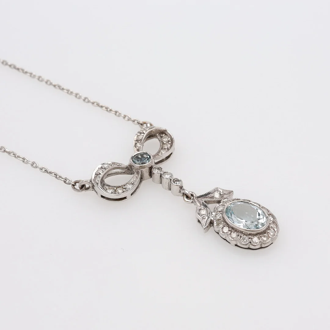 HALSKEDJA MED HÄNGE, 18K VITGULD, AQUAMARIN & BRILJANTER. — Necklace — Crafoord Auktioner Lund