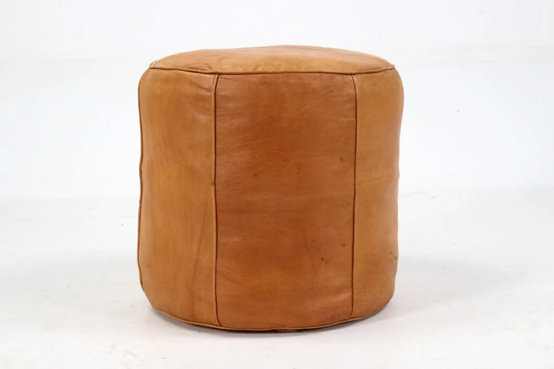 A Mano, Furniture. Pouf of patinated cognac colored leather — Furniture/Other furniture — Lauritz