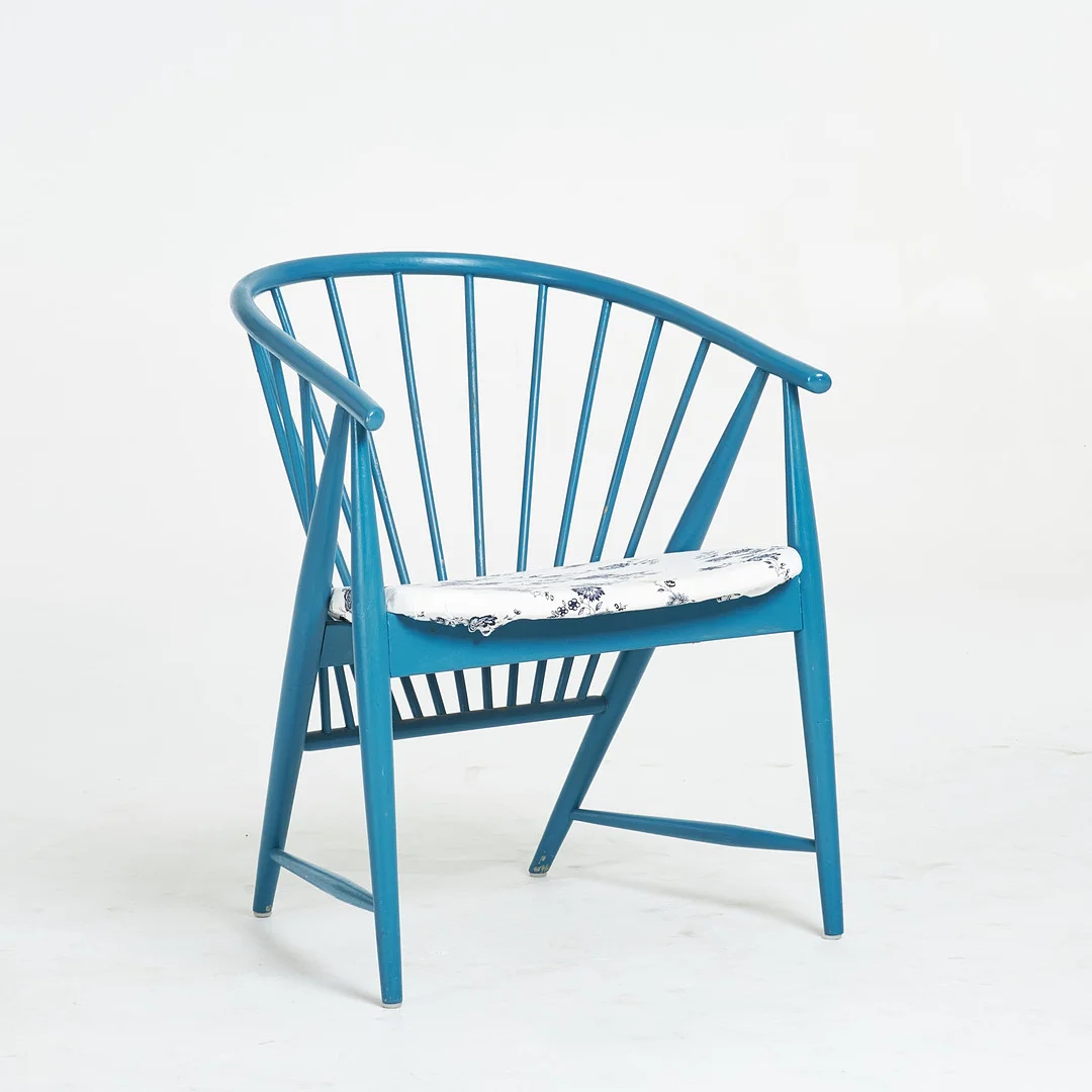 SONNA ROSÉN. Karmstol, "Solfjädern", bemålad stomme, textilklädd sits, 1900-tal andra hälft. — Armchairs & Chairs — Stockholms Auktionsverk Sickla