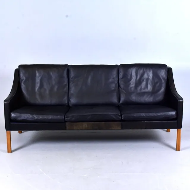 BØRGE MOGENSEN (1914–1972). Soffa, tresits, modell nr 2209, Fredericia Furniture, Danmark, formgiven 1963.