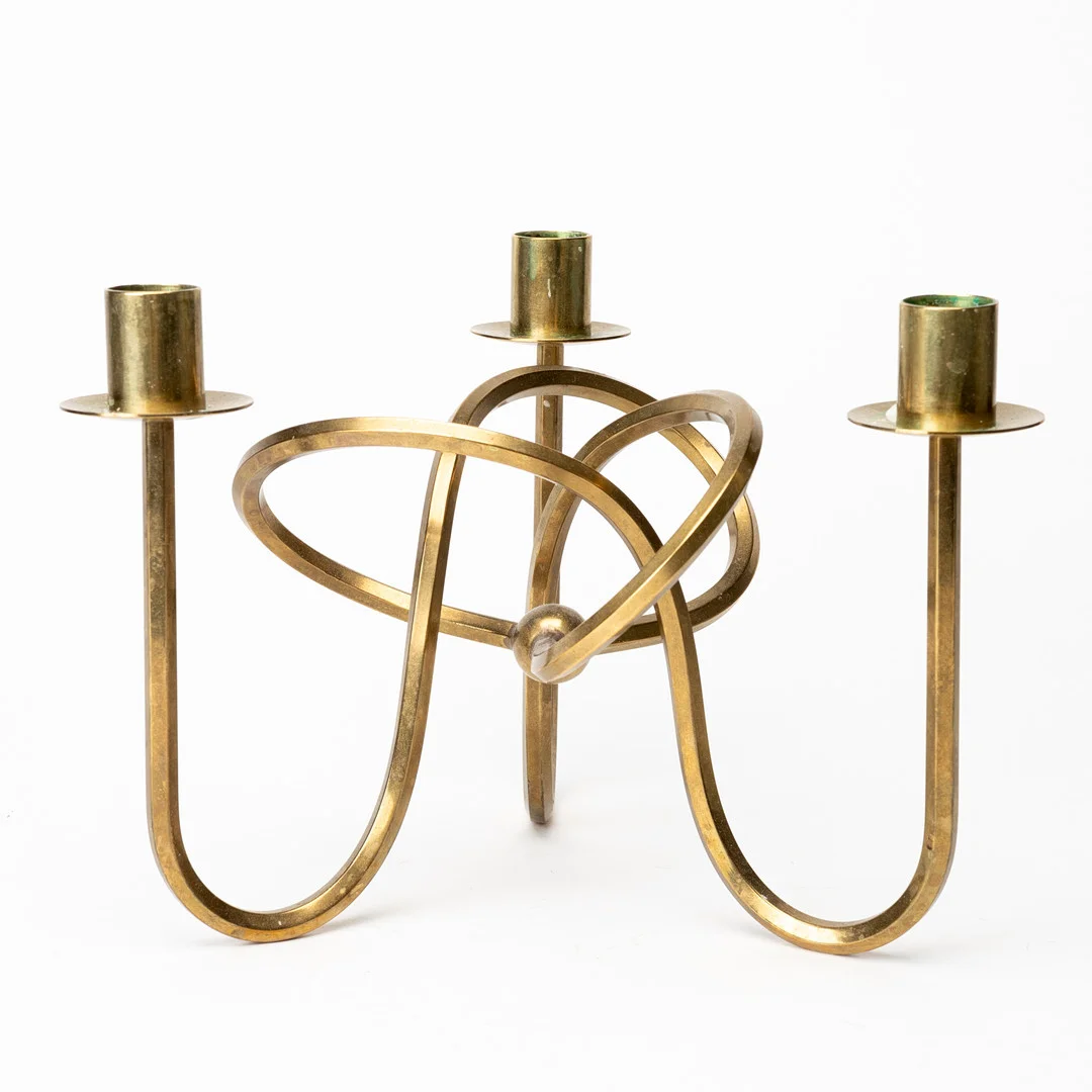 JOSEF FRANK. Kandelaber, mässing, "Vänskapsknuten", formgiven 1938 för Firma Svenskt Tenn. — Pewter, Brass & Copper — Auktionshuset Kolonn