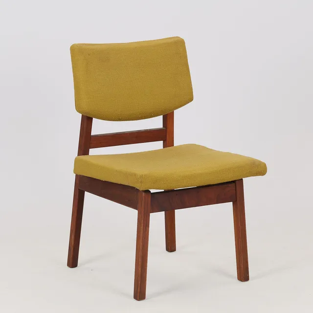 JENS RISOM (1916-2016). Stol med stel af massiv valnød, sæde og ryg betrukket med grøn uld, Jens Risom Design, Danmark/USA, 1950/1960'erne.